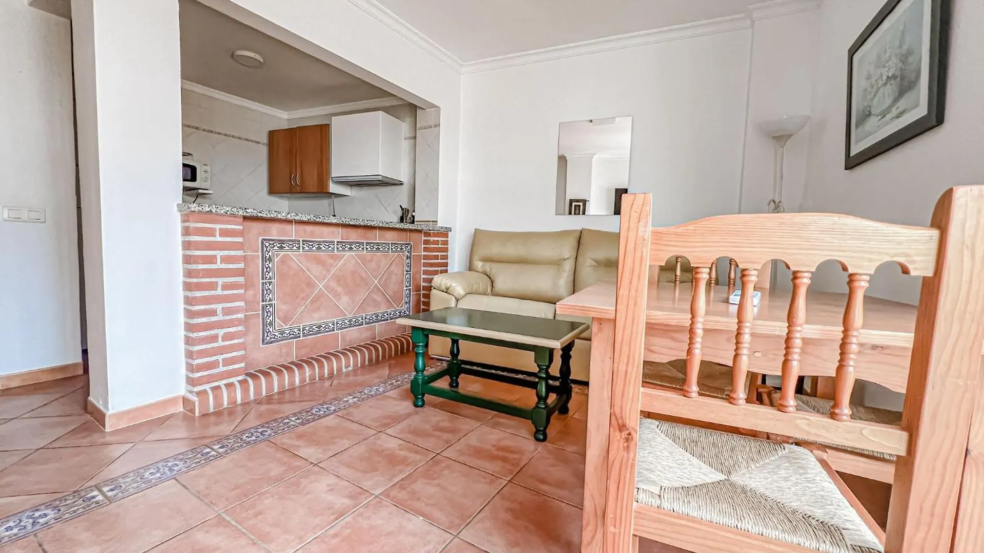 Bright 2-Bedroom Apartment With Private Patio And Communal Roof Terrace In Centr Nerja