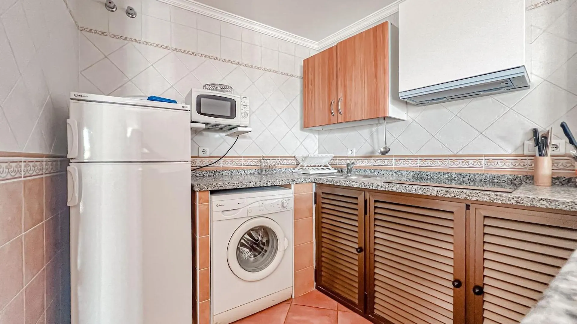 Bright 2-Bedroom Apartment With Private Patio And Communal Roof Terrace In Centr Nerja Spain