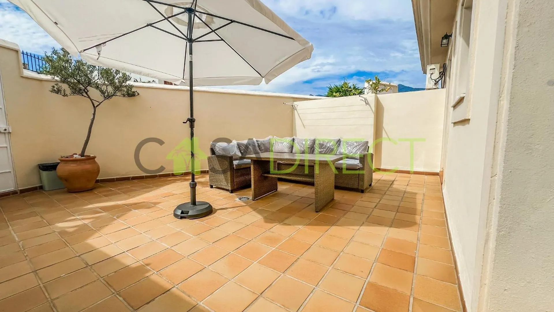Bright 2-Bedroom Apartment With Private Patio And Communal Roof Terrace In Centr Nerja