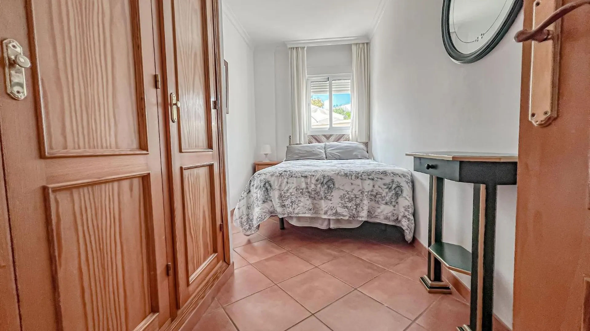 Bright 2-Bedroom Apartment With Private Patio And Communal Roof Terrace In Centr Nerja