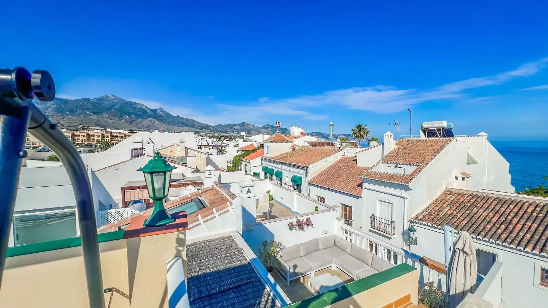 Bright 2-Bedroom Apartment With Private Patio And Communal Roof Terrace In Centr Nerja Espanha