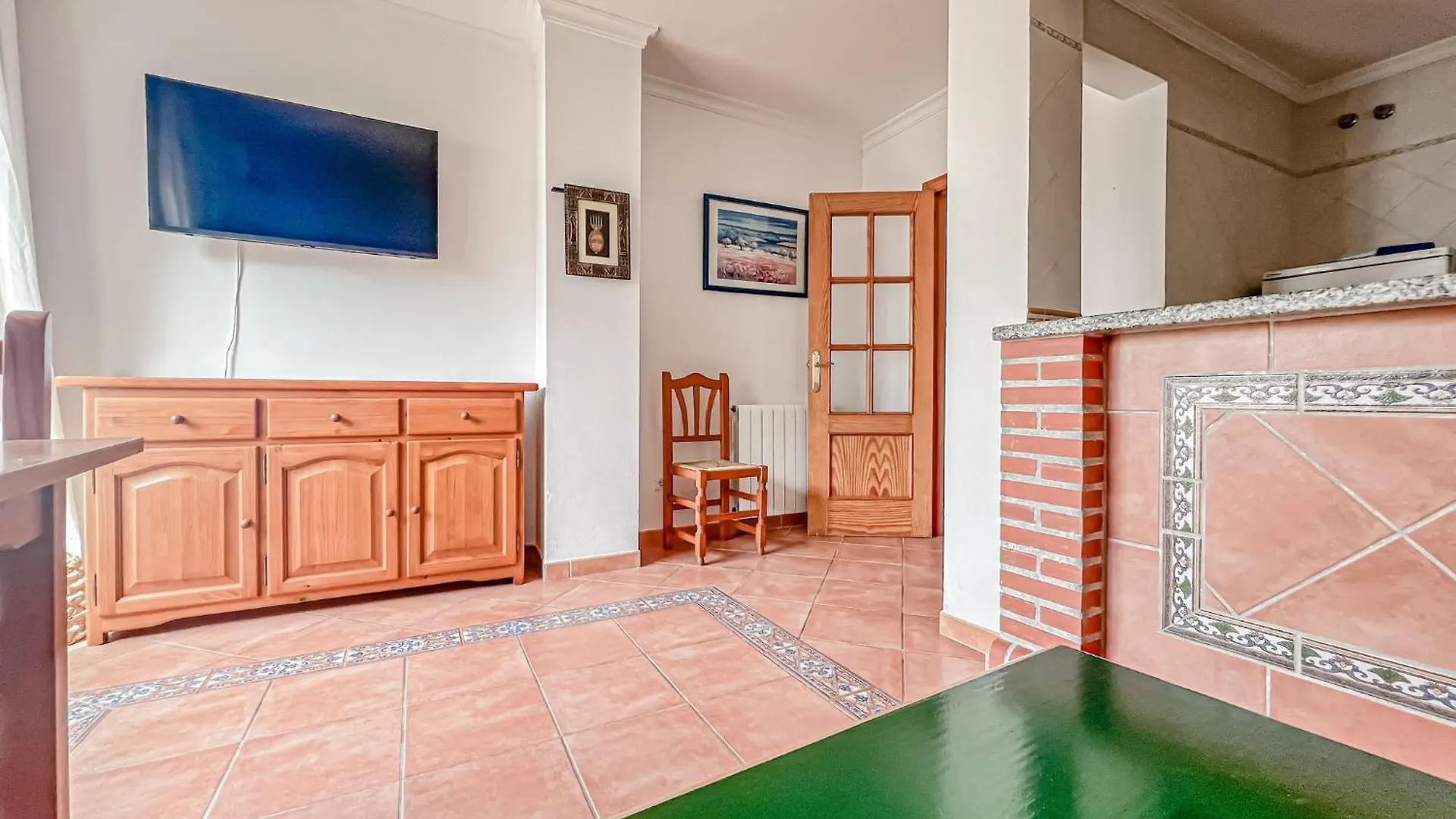 Bright 2-Bedroom Apartment With Private Patio And Communal Roof Terrace In Centr Nerja