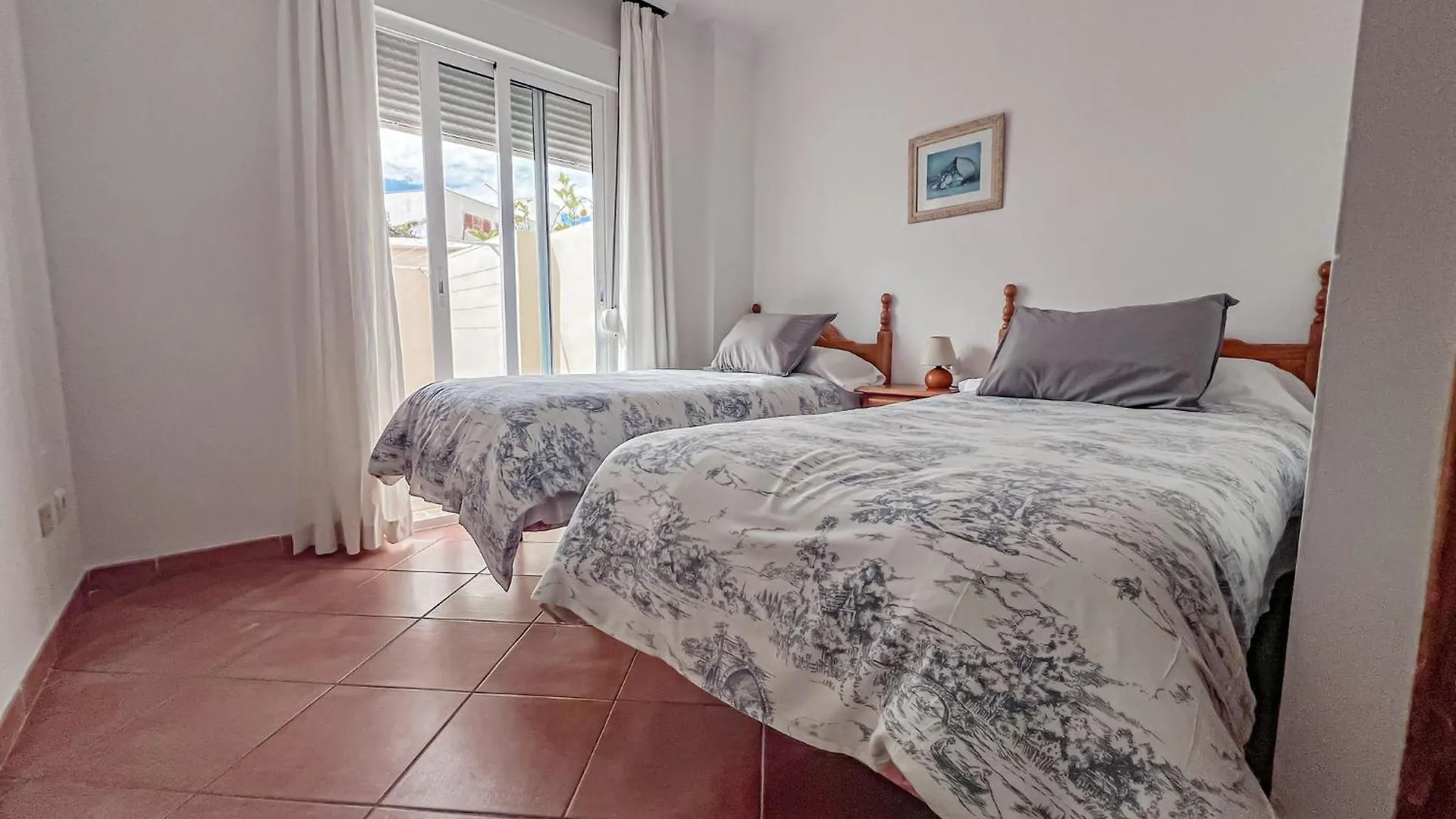Bright 2-Bedroom Apartment With Private Patio And Communal Roof Terrace In Centr Nerja