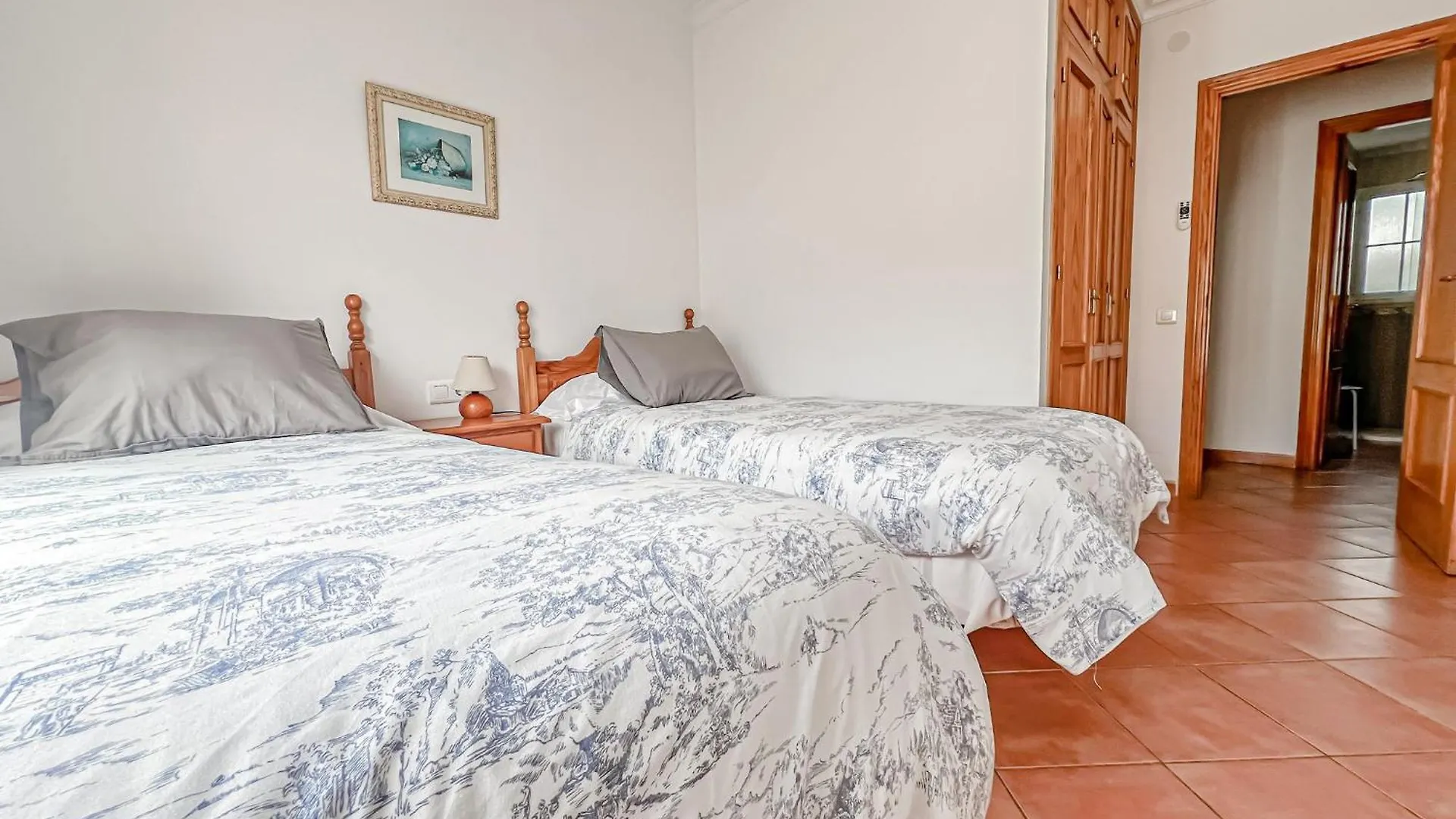 Bright 2-Bedroom Apartment With Private Patio And Communal Roof Terrace In Centr Nerja