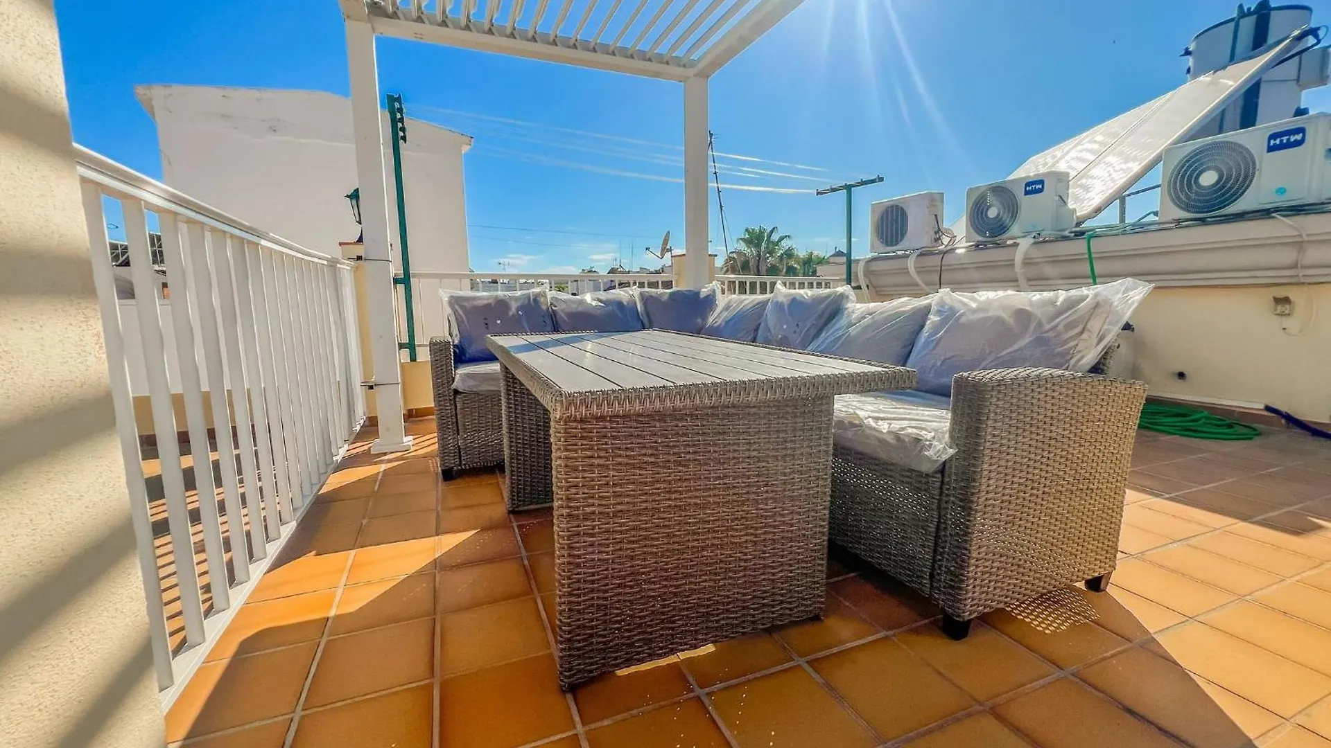 Bright 2-Bedroom Apartment With Private Patio And Communal Roof Terrace In Centr Nerja