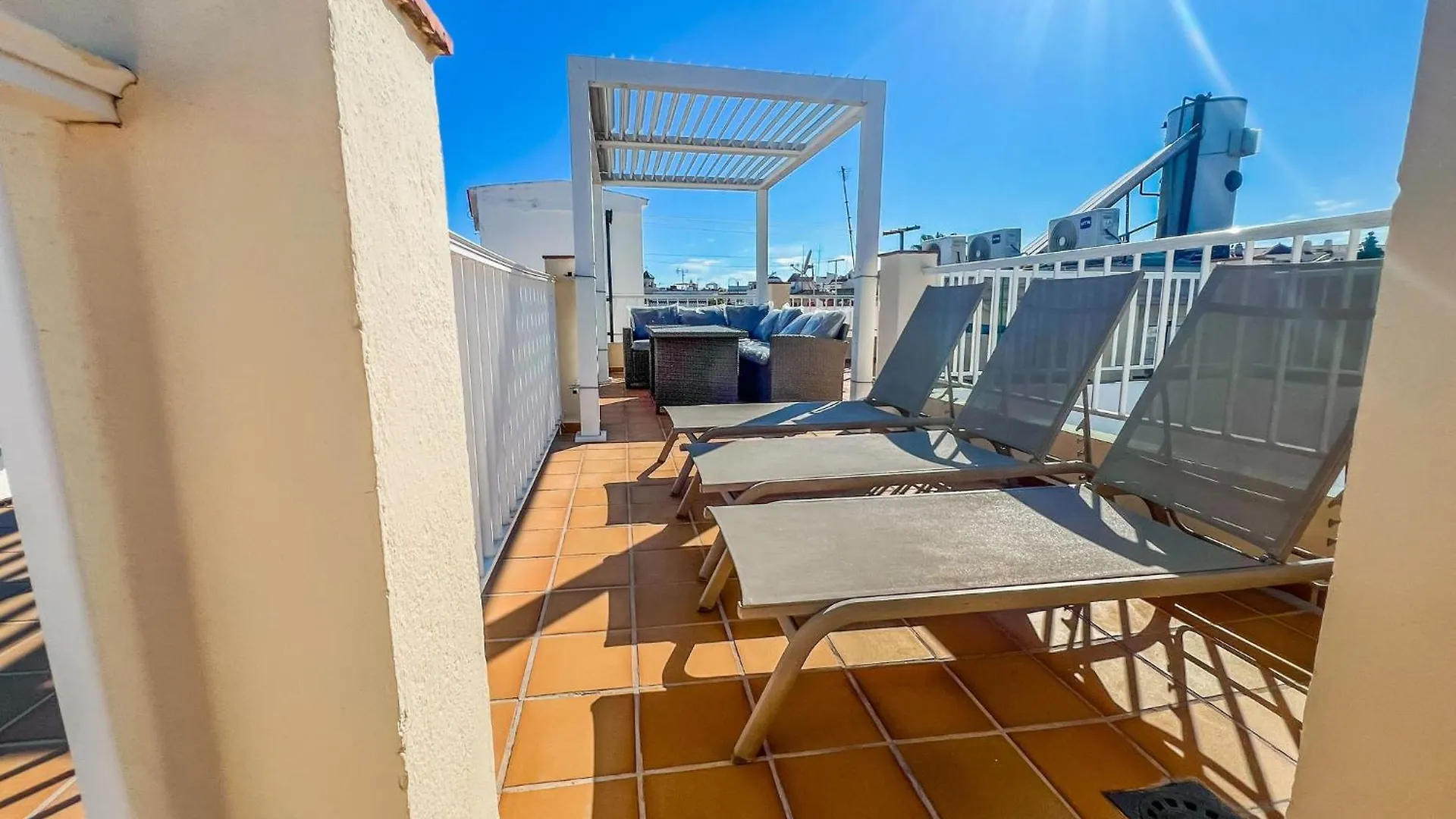 Bright 2-Bedroom Apartment With Private Patio And Communal Roof Terrace In Centr Nerja 0*,