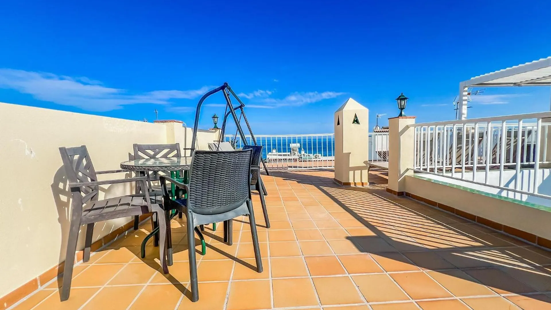 Bright 2-Bedroom Apartment With Private Patio And Communal Roof Terrace In Centr Nerja